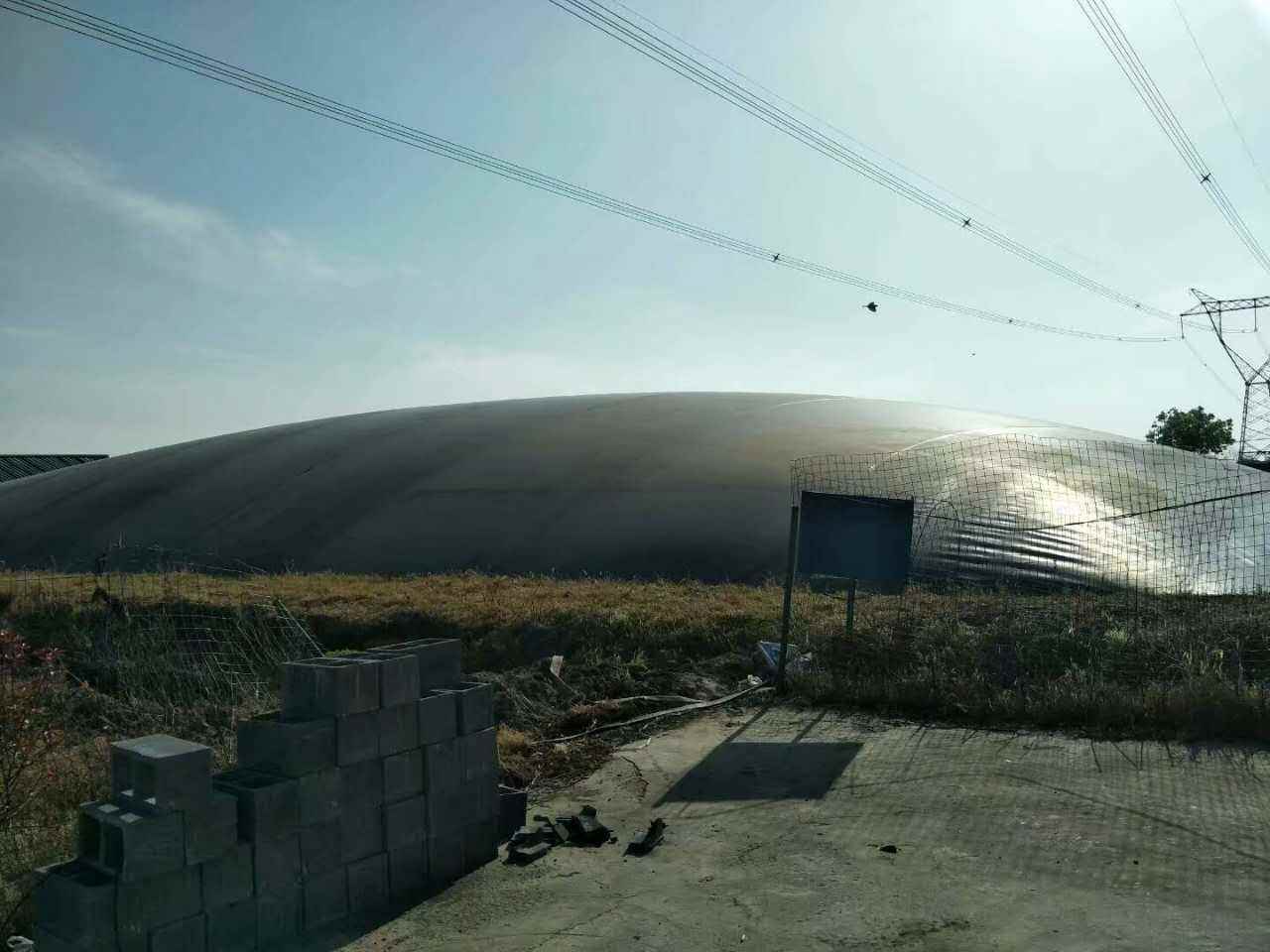 修筑完工的外圍堰鋪設(shè)土工膜表面一定要加寬嗎？